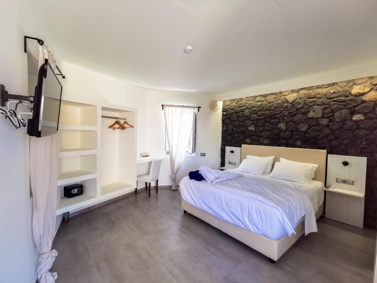 Noir Santorini Kapsül Otel Monolithos