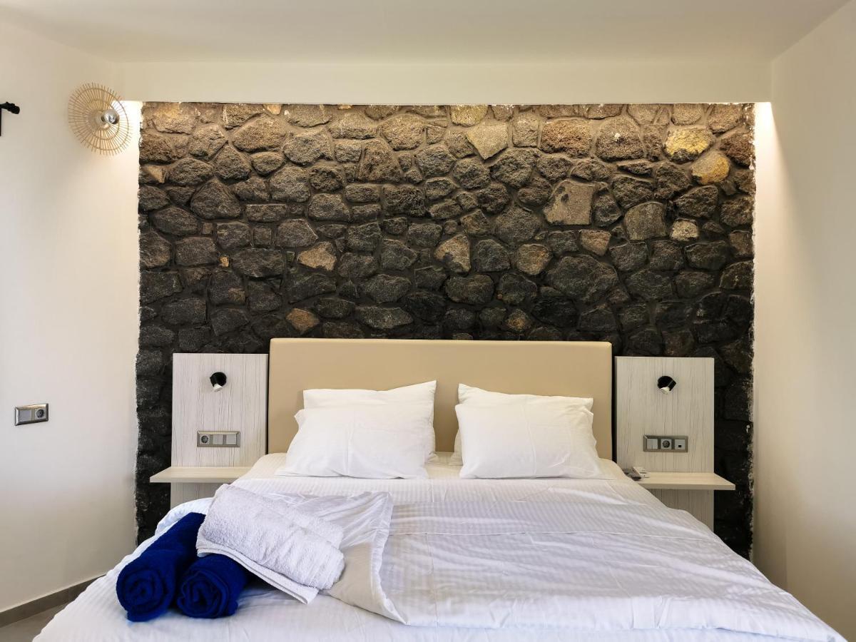Noir Santorini Kapsül Otel Monolithos