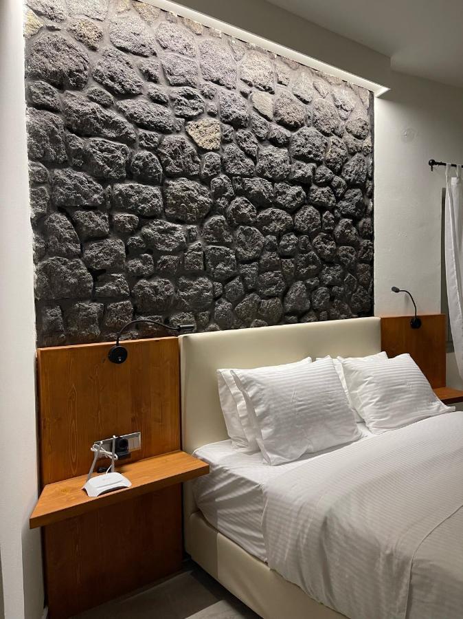 Kapsül Otel Noir Santorini Monolithos