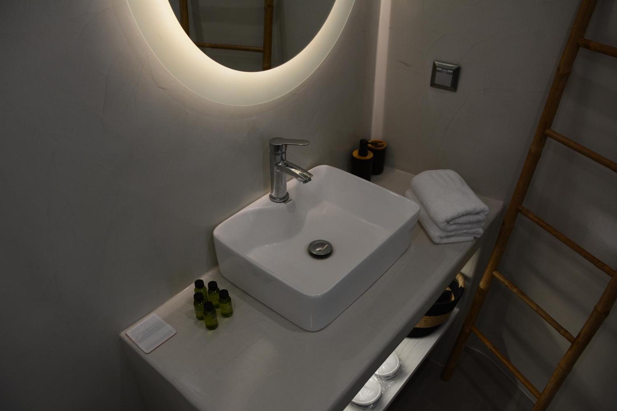 Kapsül Otel Noir Santorini *